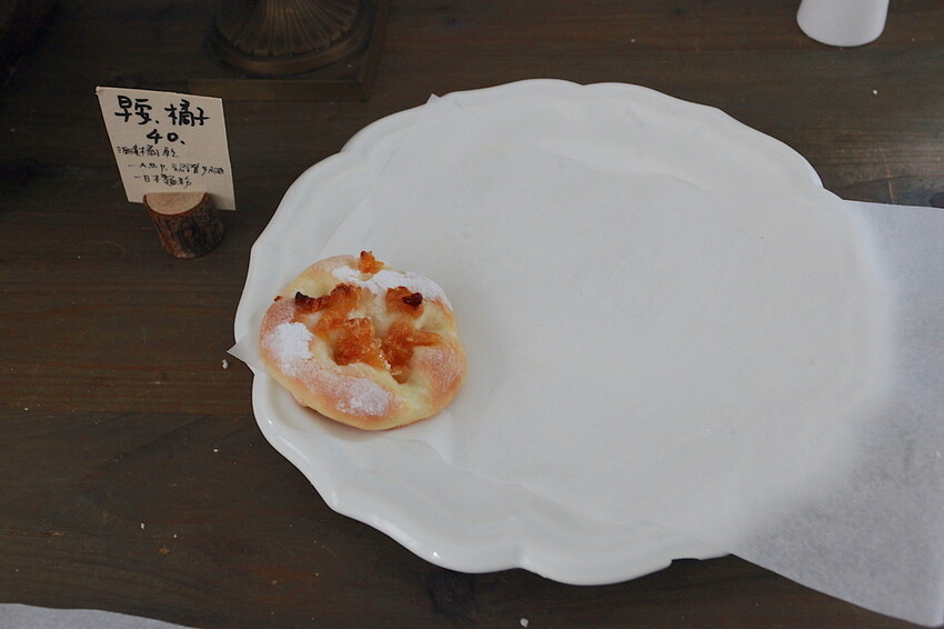 台南市北區吃。台南｜北區。「於是麵包」台南最夯巷弄老宅麵包店，每日只賣５小時經常提早銷售一空，歷久不衰還是出現