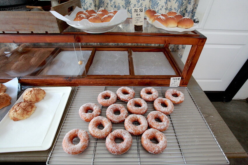 台南市北區吃。台南｜北區。「於是麵包」台南最夯巷弄老宅麵包店，每日只賣５小時經常提早銷售一空，歷久不衰還是出現