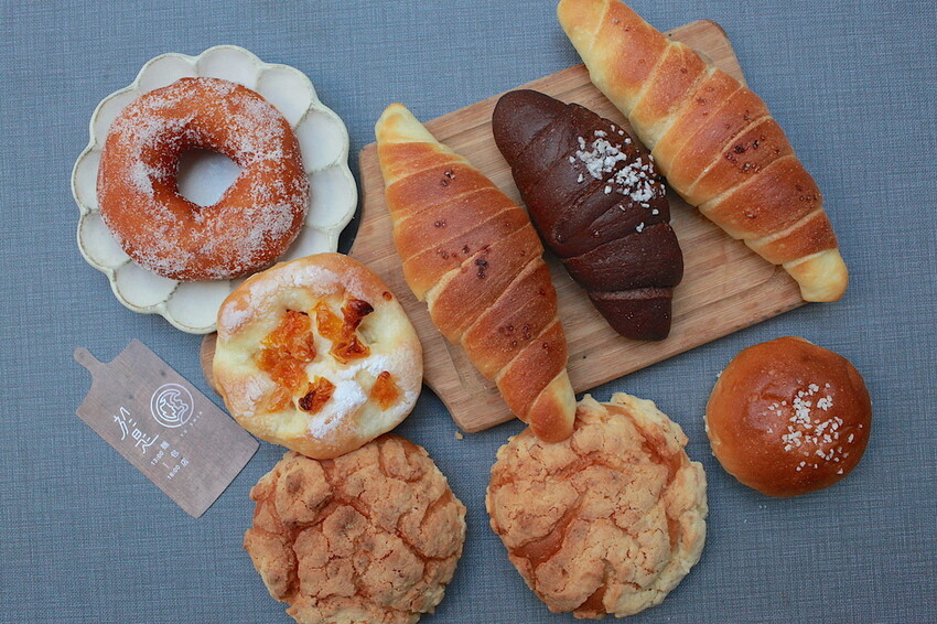 台南市北區吃。台南｜北區。「於是麵包」台南最夯巷弄老宅麵包店，每日只賣５小時經常提早銷售一空，歷久不衰還是出現