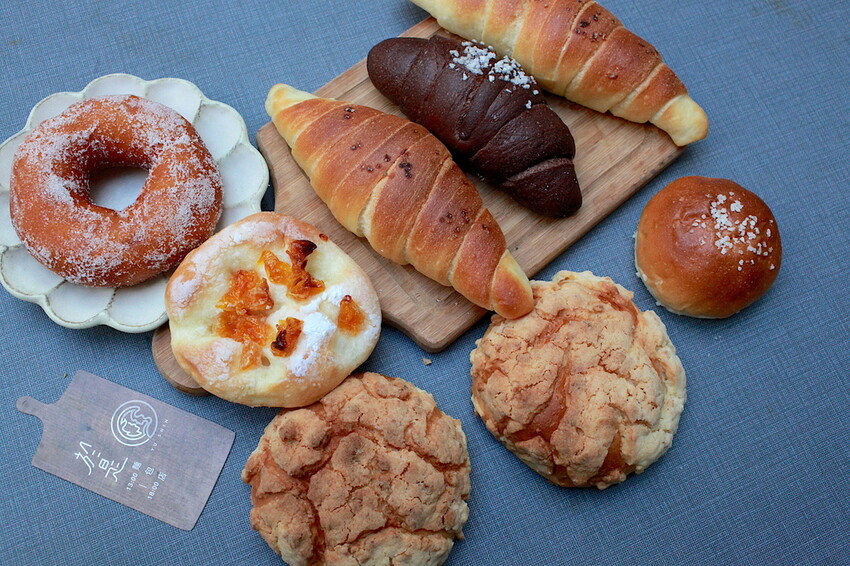 台南市北區吃。台南｜北區。「於是麵包」台南最夯巷弄老宅麵包店，每日只賣５小時經常提早銷售一空，歷久不衰還是出現