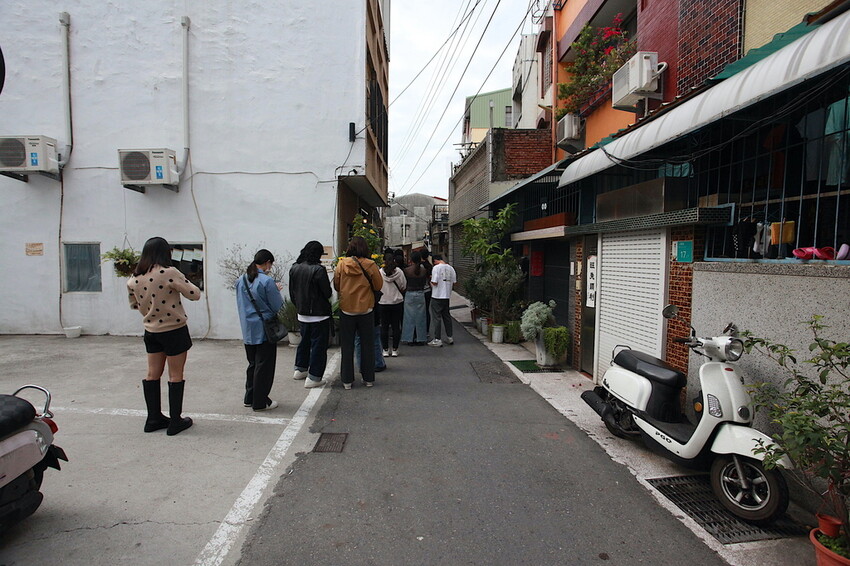 台南市北區吃。台南｜北區。「於是麵包」台南最夯巷弄老宅麵包店，每日只賣５小時經常提早銷售一空，歷久不衰還是出現