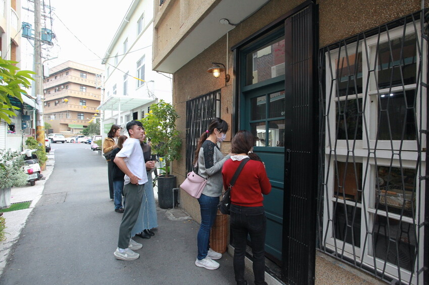 台南市北區吃。台南｜北區。「於是麵包」台南最夯巷弄老宅麵包店，每日只賣５小時經常提早銷售一空，歷久不衰還是出現