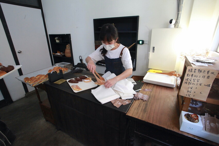 台南市北區吃。台南｜北區。「於是麵包」台南最夯巷弄老宅麵包店，每日只賣５小時經常提早銷售一空，歷久不衰還是出現