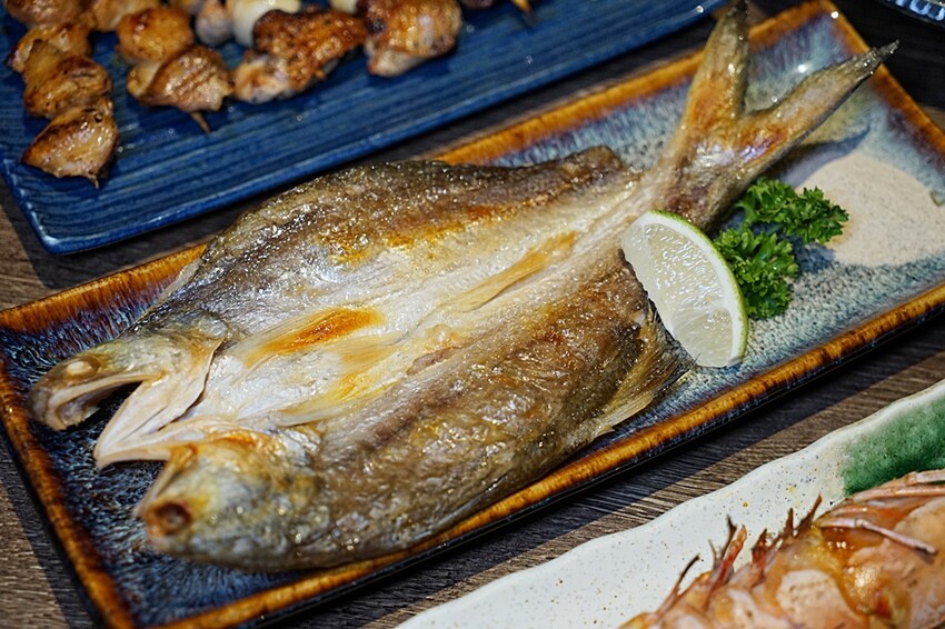 台中高人氣日式居酒屋｜將軍府勤美店，大啖比手掌大的大生蠔、串燒、特色清酒，菜單完全無雷絕對讓人再回訪