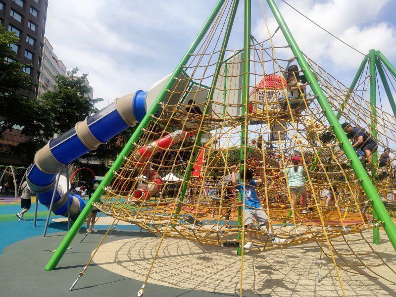 台茂公園 蜘蛛網攀爬架