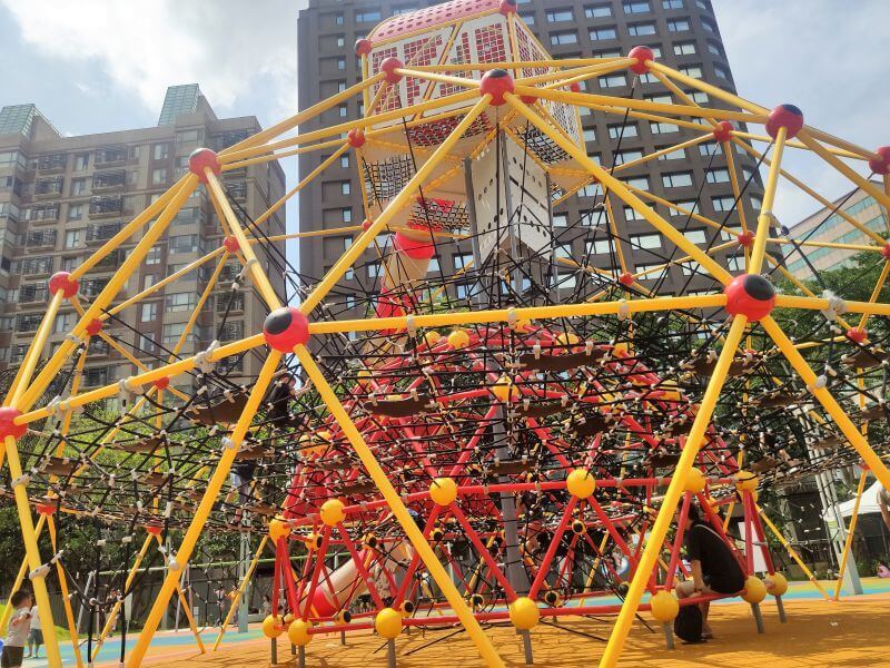 台茂公園 圓頂攀爬架