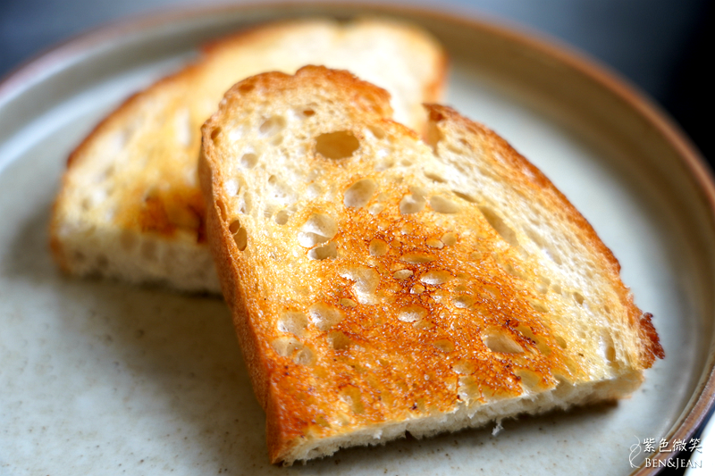 宜蘭縣羅東鎮簡捷餐桌 C.C Eatery》隱藏巷弄的法式小餐館，純白色系網美店，餐點色香味十足啊