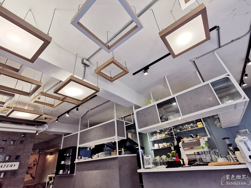 宜蘭縣羅東鎮簡捷餐桌 C.C Eatery》隱藏巷弄的法式小餐館，純白色系網美店，餐點色香味十足啊