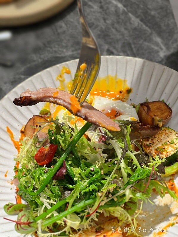 宜蘭縣羅東鎮簡捷餐桌 C.C Eatery》隱藏巷弄的法式小餐館，純白色系網美店，餐點色香味十足啊