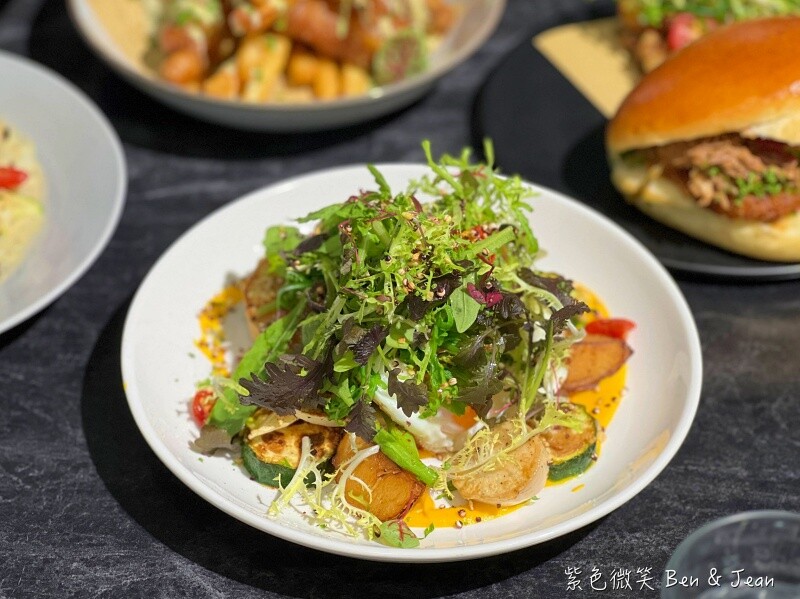 宜蘭縣羅東鎮簡捷餐桌 C.C Eatery》隱藏巷弄的法式小餐館，純白色系網美店，餐點色香味十足啊