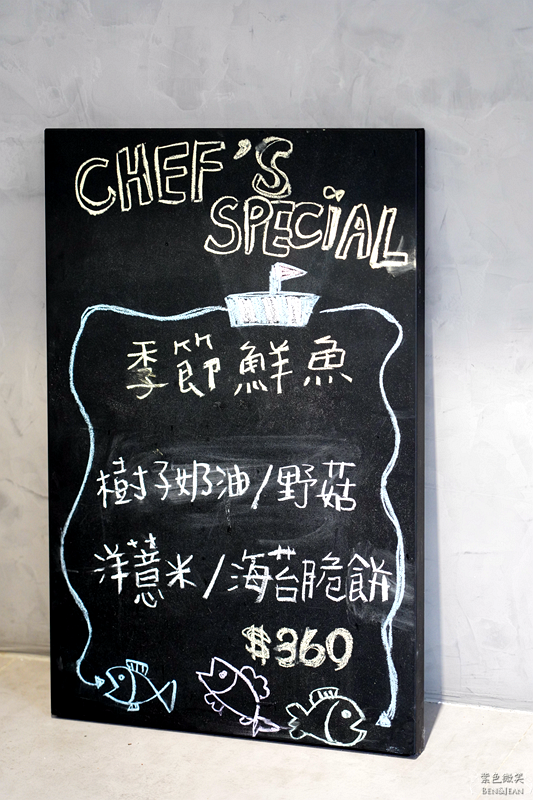 宜蘭縣羅東鎮簡捷餐桌 C.C Eatery》隱藏巷弄的法式小餐館，純白色系網美店，餐點色香味十足啊