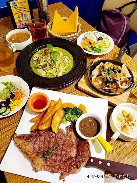 威尼斯義大利餐廳-餐食合照 (2).jpg