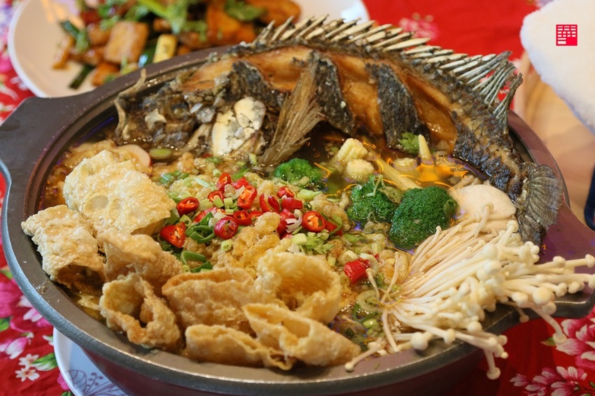 高雄美濃餐廳景點推薦／里長台灣鯛從產地到餐廳只要10秒　自產自銷好運敲敲魚、客家砂鍋台灣鯛 - 跟著華少吃吃吃