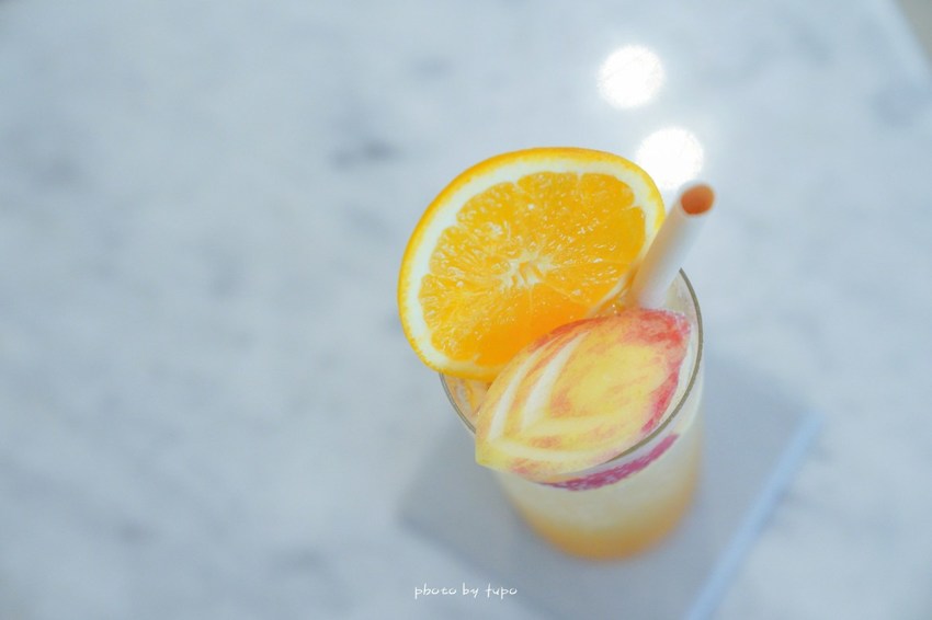 一秒拍出雜誌風～隱藏在萬豪酒店的高質感咖啡廳，大理石紋配上金屬吊燈超美～網美集散地！