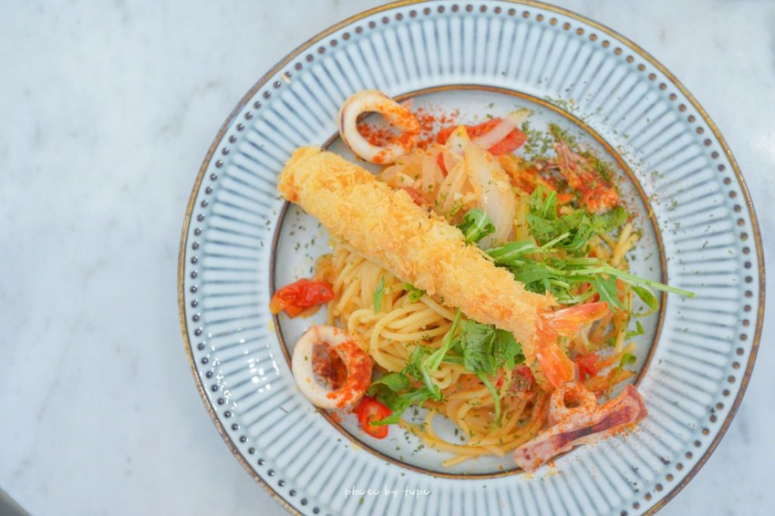 一秒拍出雜誌風～隱藏在萬豪酒店的高質感咖啡廳，大理石紋配上金屬吊燈超美～網美集散地！