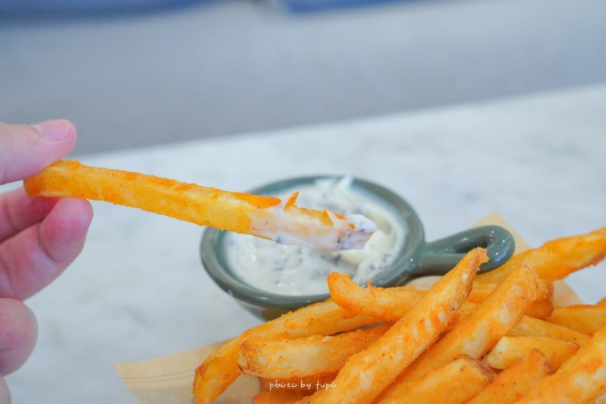 一秒拍出雜誌風～隱藏在萬豪酒店的高質感咖啡廳，大理石紋配上金屬吊燈超美～網美集散地！