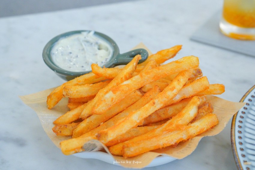 一秒拍出雜誌風～隱藏在萬豪酒店的高質感咖啡廳，大理石紋配上金屬吊燈超美～網美集散地！