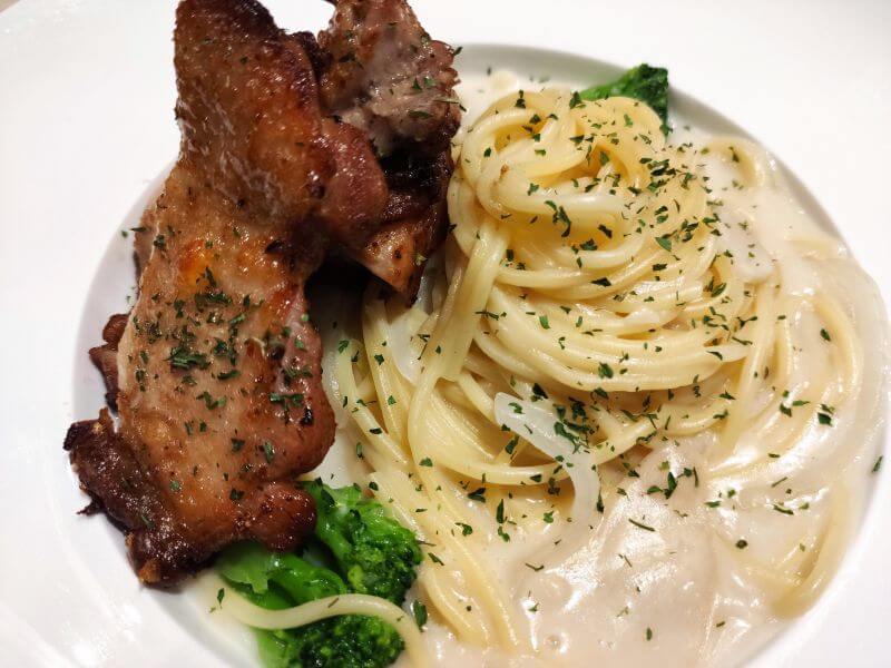 NU 奶油白醬起司雞腿麵