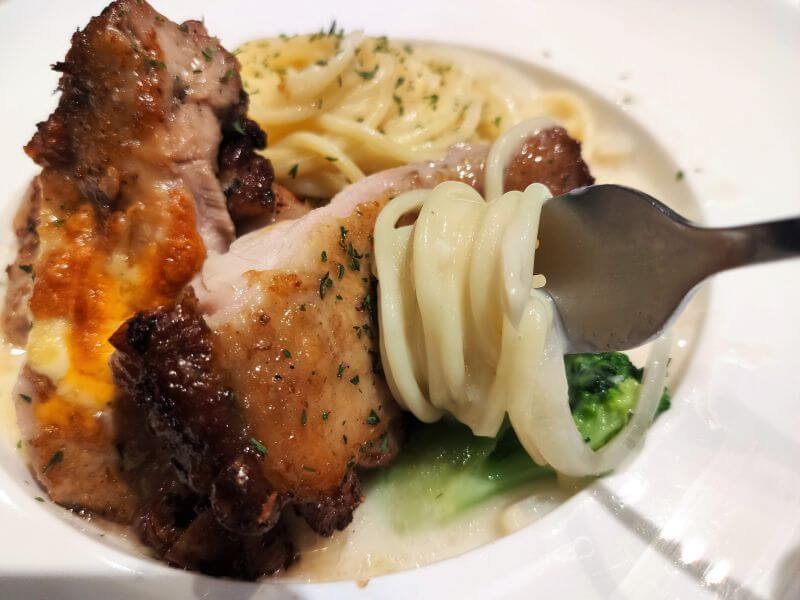 NU 奶油白醬雞腿麵