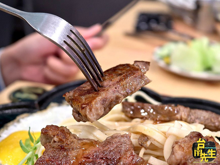 台南牛排館／沙拉濃湯吐司餅乾飲料自助吧吃到飽／免費加飯或加麵／嚴選食材搭配主廚特調醬汁／用餐環境寬敞舒適／料多實在CP值高