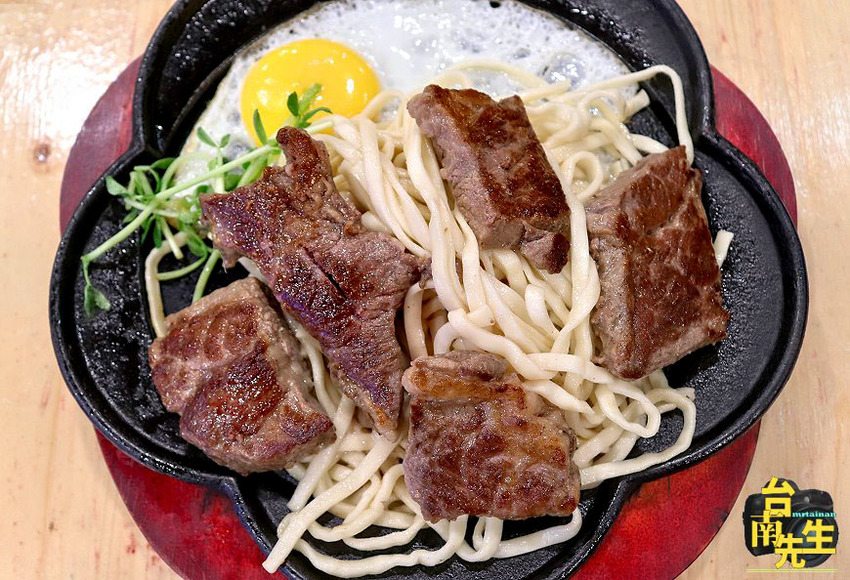 台南牛排館／沙拉濃湯吐司餅乾飲料自助吧吃到飽／免費加飯或加麵／嚴選食材搭配主廚特調醬汁／用餐環境寬敞舒適／料多實在CP值高