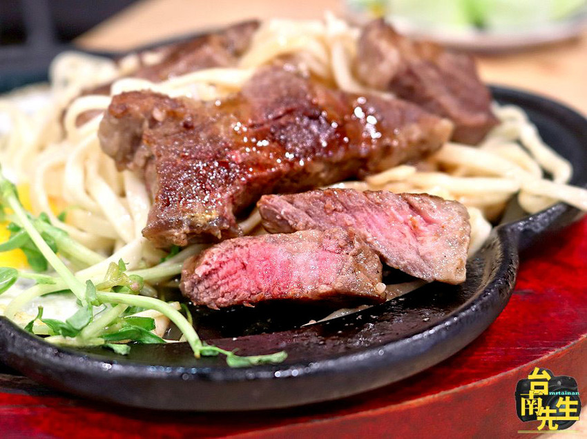 台南牛排館／沙拉濃湯吐司餅乾飲料自助吧吃到飽／免費加飯或加麵／嚴選食材搭配主廚特調醬汁／用餐環境寬敞舒適／料多實在CP值高