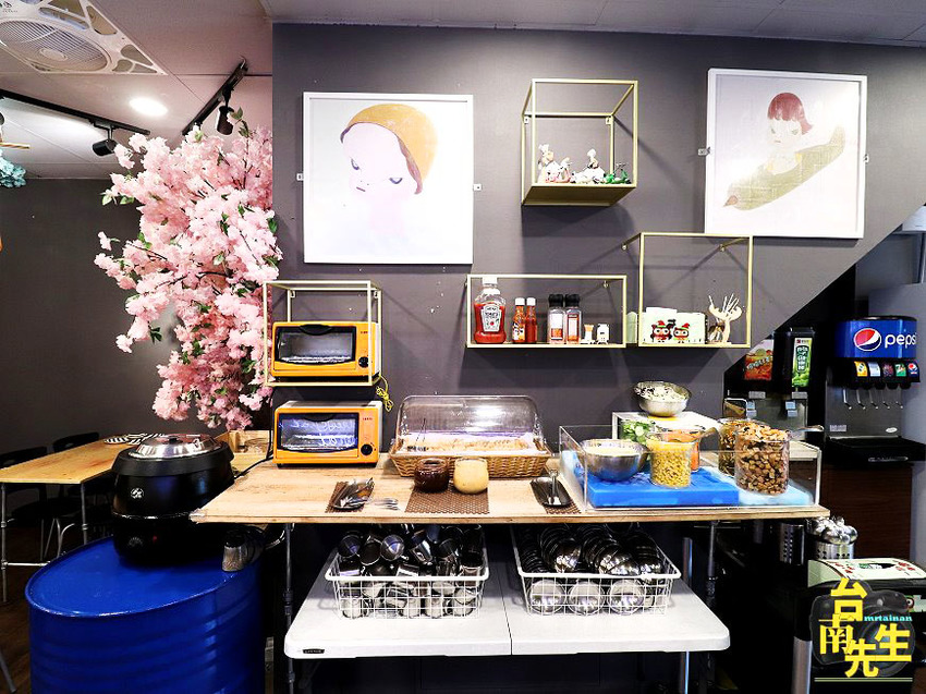 台南牛排館／沙拉濃湯吐司餅乾飲料自助吧吃到飽／免費加飯或加麵／嚴選食材搭配主廚特調醬汁／用餐環境寬敞舒適／料多實在CP值高