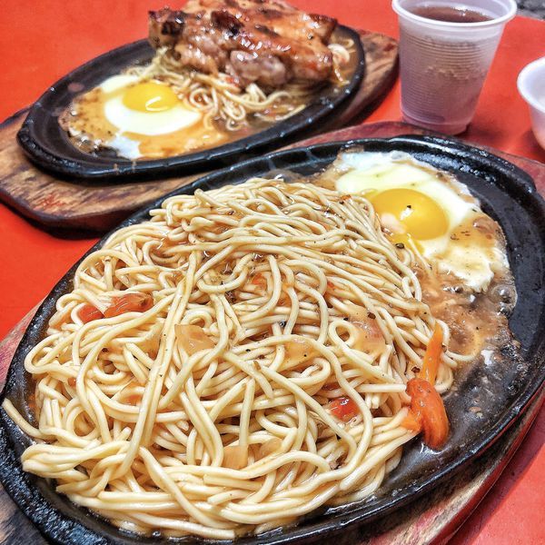 《桃園/新竹＊牛仔王牛排》俗又大碗夜市美食！大份量$60「鐵板麵」～