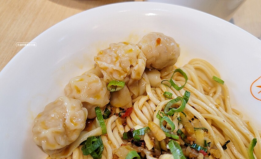 黎明路上文青麵館!以四川特色燃麵、各式小菜、煎餃子為主,用餐時間人潮可不少~