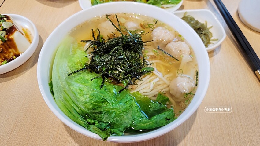 黎明路上文青麵館!以四川特色燃麵、各式小菜、煎餃子為主,用餐時間人潮可不少~