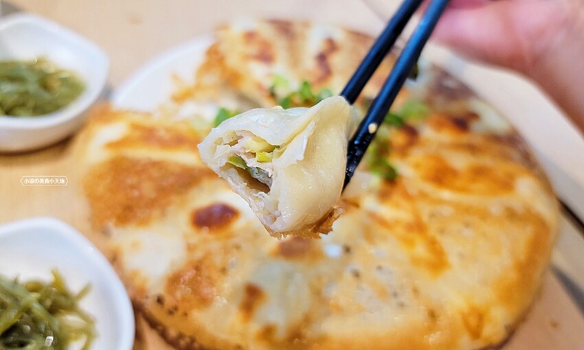 黎明路上文青麵館!以四川特色燃麵、各式小菜、煎餃子為主,用餐時間人潮可不少~