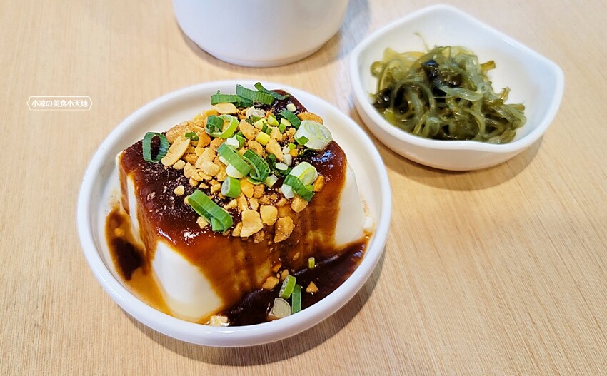 黎明路上文青麵館!以四川特色燃麵、各式小菜、煎餃子為主,用餐時間人潮可不少~