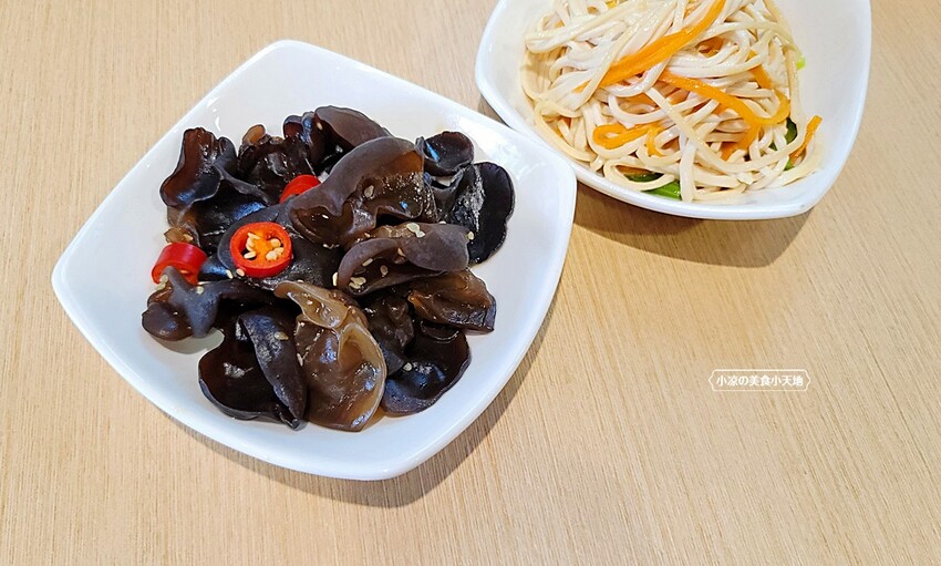 黎明路上文青麵館!以四川特色燃麵、各式小菜、煎餃子為主,用餐時間人潮可不少~