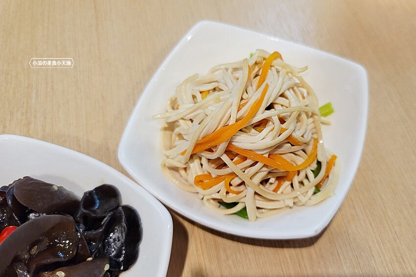 黎明路上文青麵館!以四川特色燃麵、各式小菜、煎餃子為主,用餐時間人潮可不少~