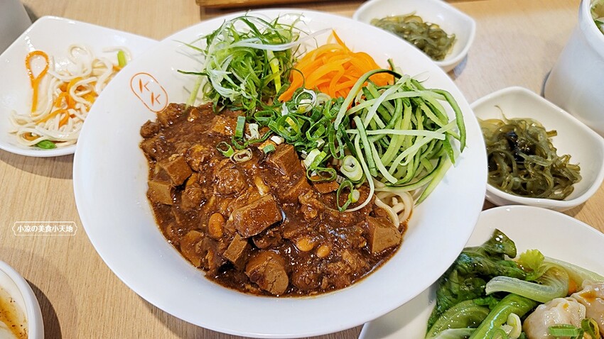 黎明路上文青麵館!以四川特色燃麵、各式小菜、煎餃子為主,用餐時間人潮可不少~