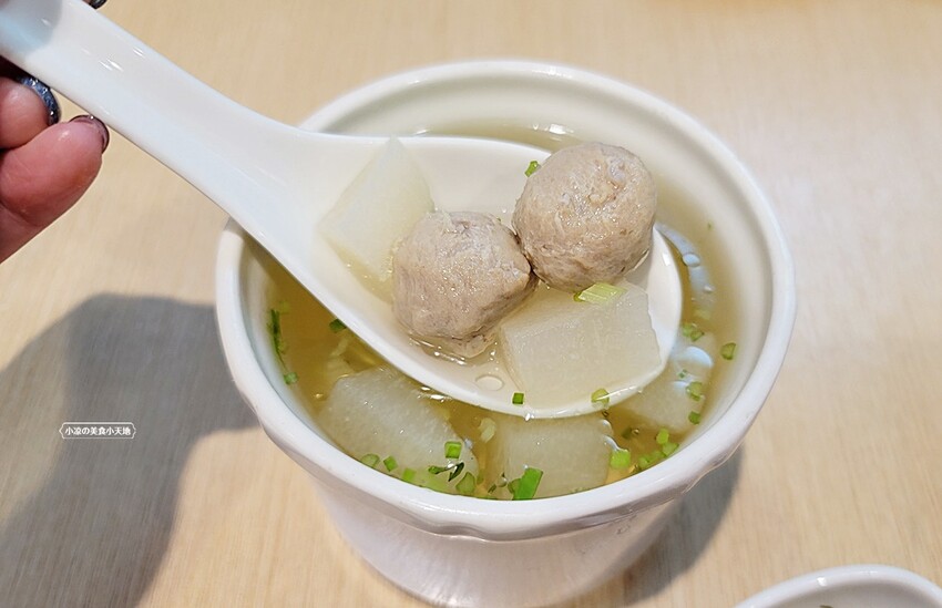 黎明路上文青麵館!以四川特色燃麵、各式小菜、煎餃子為主,用餐時間人潮可不少~