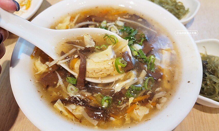 黎明路上文青麵館!以四川特色燃麵、各式小菜、煎餃子為主,用餐時間人潮可不少~