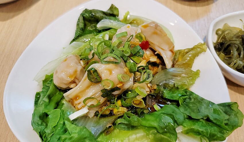 黎明路上文青麵館!以四川特色燃麵、各式小菜、煎餃子為主,用餐時間人潮可不少~