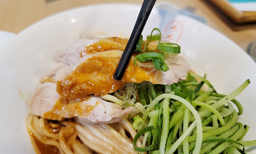 黎明路上文青麵館!以四川特色燃麵、各式小菜、煎餃子為主,用餐時間人潮可不少~