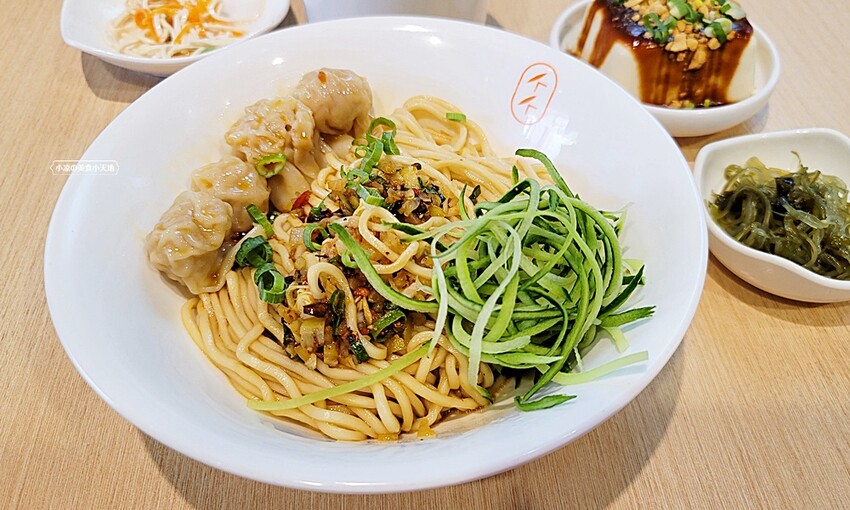 黎明路上文青麵館!以四川特色燃麵、各式小菜、煎餃子為主,用餐時間人潮可不少~