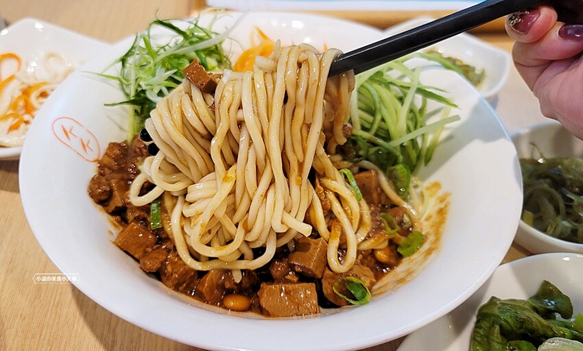 黎明路上文青麵館!以四川特色燃麵、各式小菜、煎餃子為主,用餐時間人潮可不少~