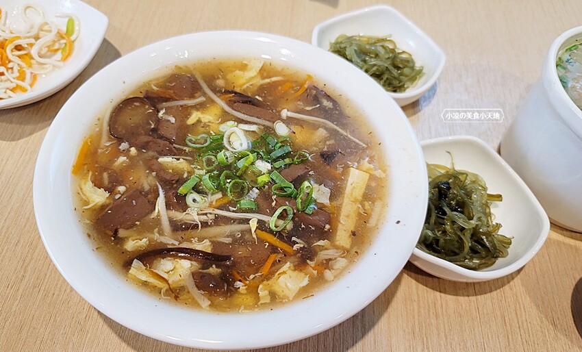 黎明路上文青麵館!以四川特色燃麵、各式小菜、煎餃子為主,用餐時間人潮可不少~