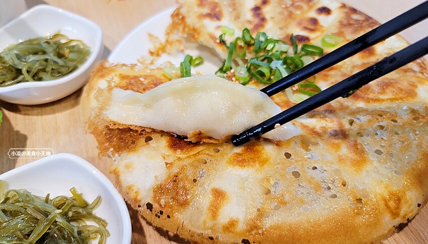 黎明路上文青麵館!以四川特色燃麵、各式小菜、煎餃子為主,用餐時間人潮可不少~