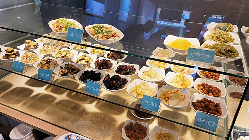 黎明路上文青麵館!以四川特色燃麵、各式小菜、煎餃子為主,用餐時間人潮可不少~