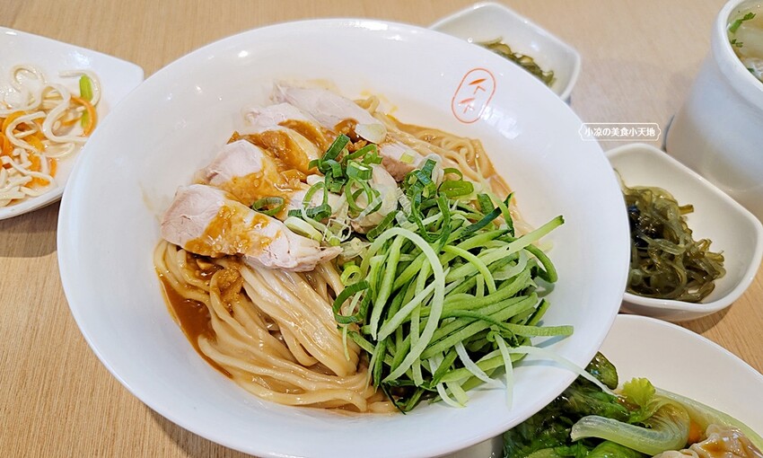 黎明路上文青麵館!以四川特色燃麵、各式小菜、煎餃子為主,用餐時間人潮可不少~