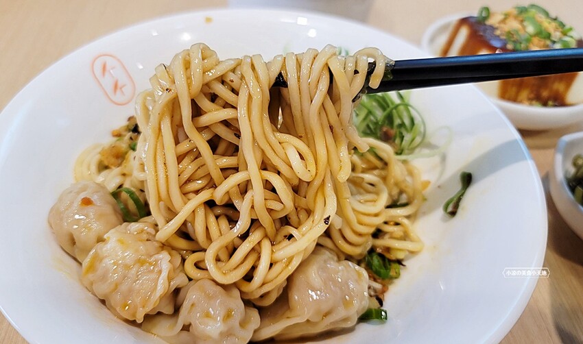 黎明路上文青麵館!以四川特色燃麵、各式小菜、煎餃子為主,用餐時間人潮可不少~