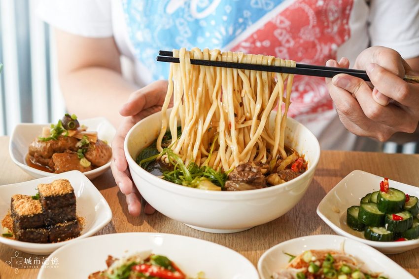 墨竹亭 燃麵本家,文青感十足的超夠味麵食館,台中限定的煎餃絕對必點 | 城市記憶