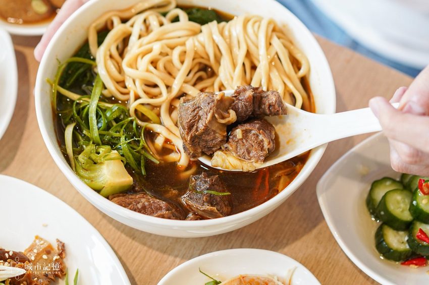 墨竹亭 燃麵本家,文青感十足的超夠味麵食館,台中限定的煎餃絕對必點 | 城市記憶