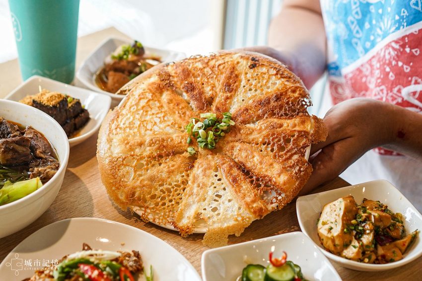 墨竹亭 燃麵本家,文青感十足的超夠味麵食館,台中限定的煎餃絕對必點 | 城市記憶