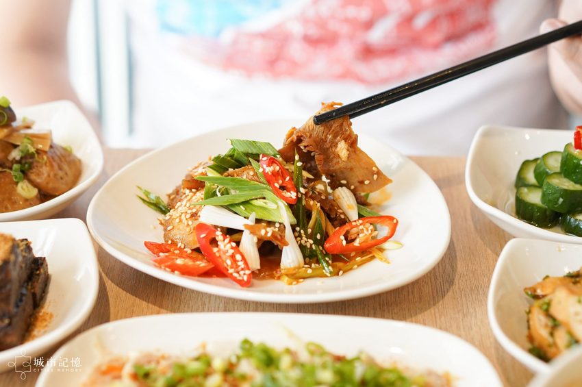 墨竹亭 燃麵本家,文青感十足的超夠味麵食館,台中限定的煎餃絕對必點 | 城市記憶